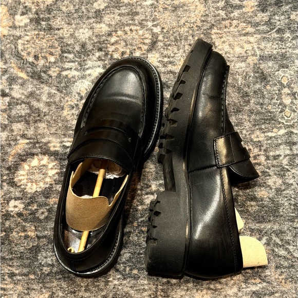 Vagabond Women’s Classic Black Slip-On Loafers - Picture 2 of 5